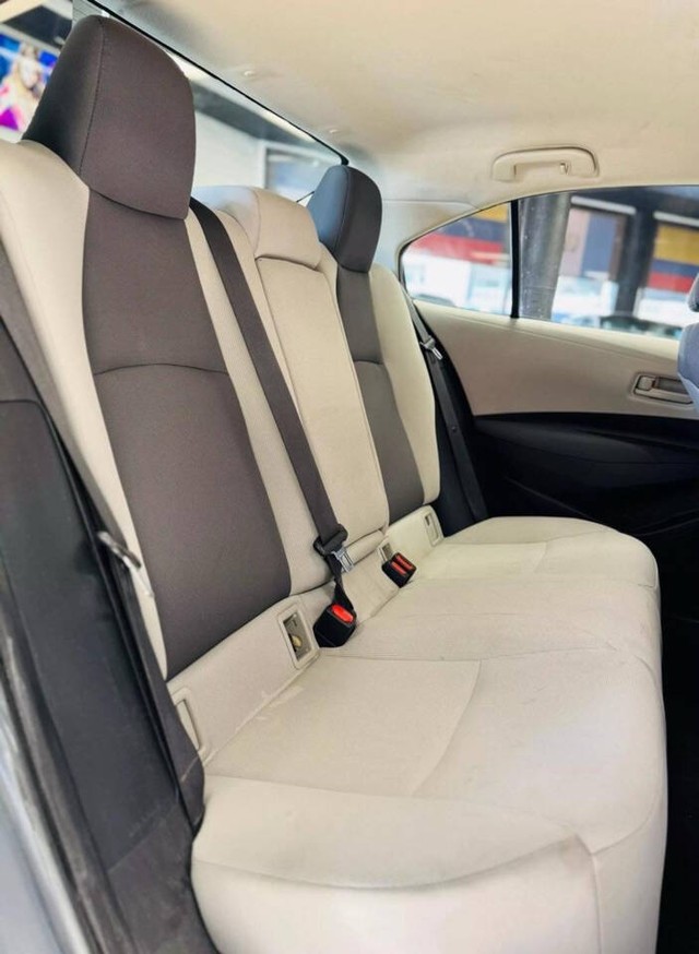 Toyota Corolla Vehicle Full-screen Gallery Image 19