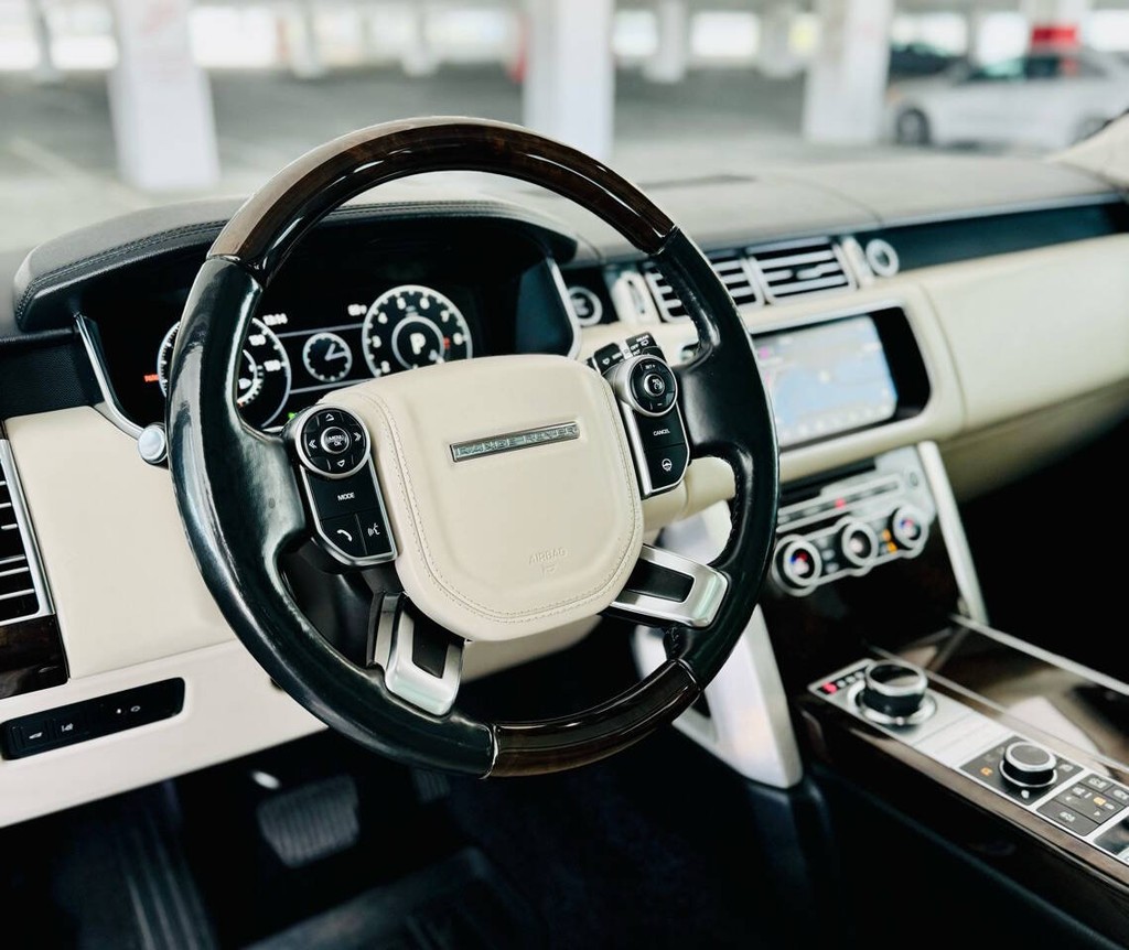 Land Rover Range Rover Vehicle Full-screen Gallery Image 23