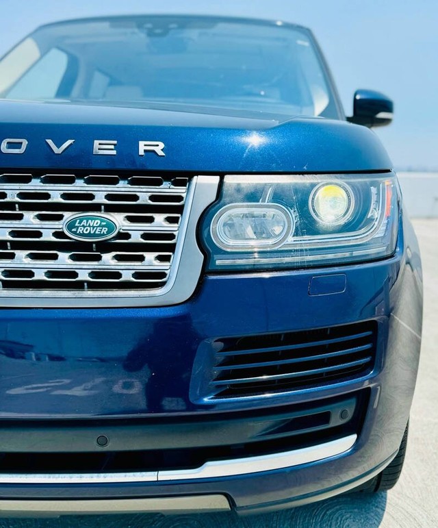 Land Rover Range Rover Vehicle Full-screen Gallery Image 14