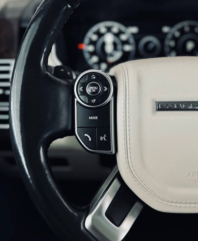 Land Rover Range Rover Vehicle Full-screen Gallery Image 18