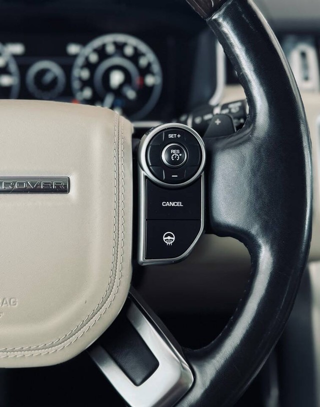 Land Rover Range Rover Vehicle Full-screen Gallery Image 19