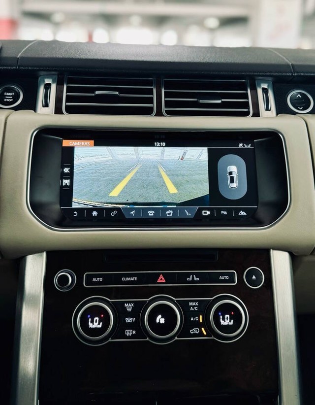 Land Rover Range Rover Vehicle Full-screen Gallery Image 20