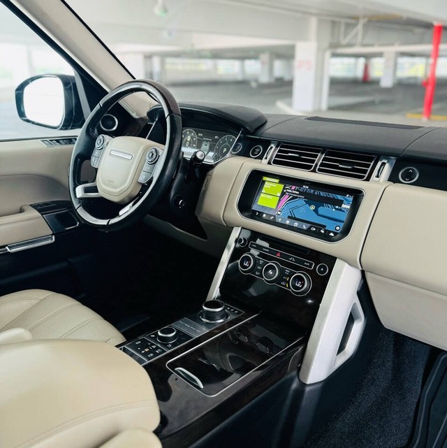 Land Rover Range Rover Vehicle Full-screen Gallery Image 24