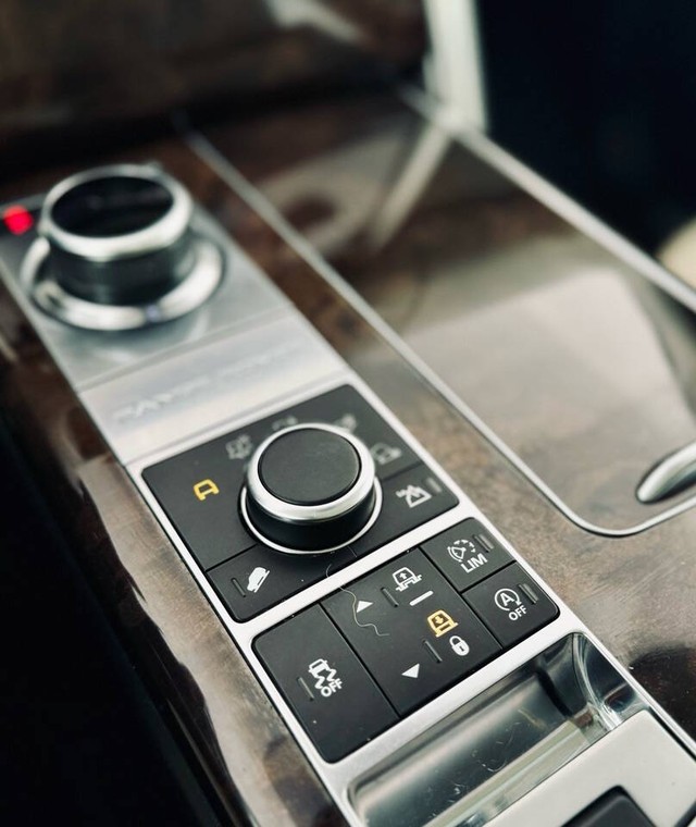 Land Rover Range Rover Vehicle Full-screen Gallery Image 25