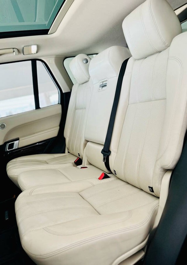 Land Rover Range Rover Vehicle Full-screen Gallery Image 30
