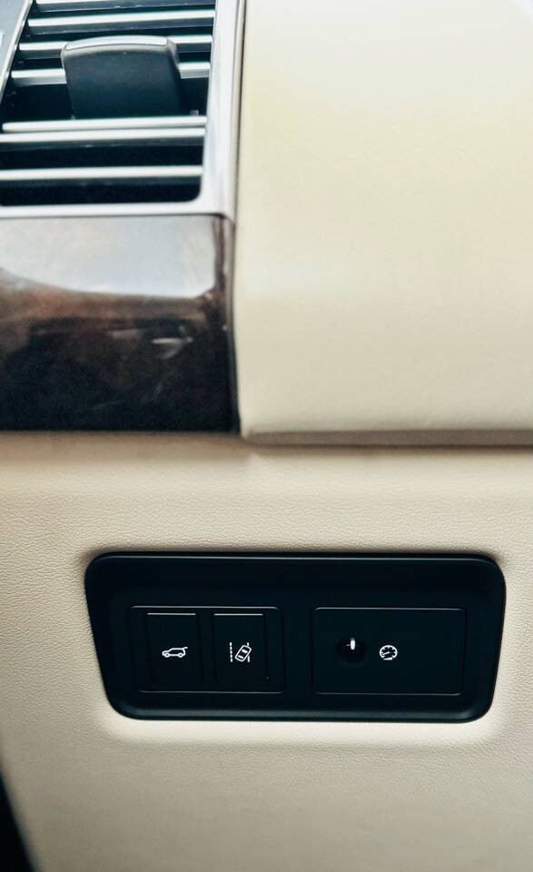 Land Rover Range Rover Vehicle Full-screen Gallery Image 32