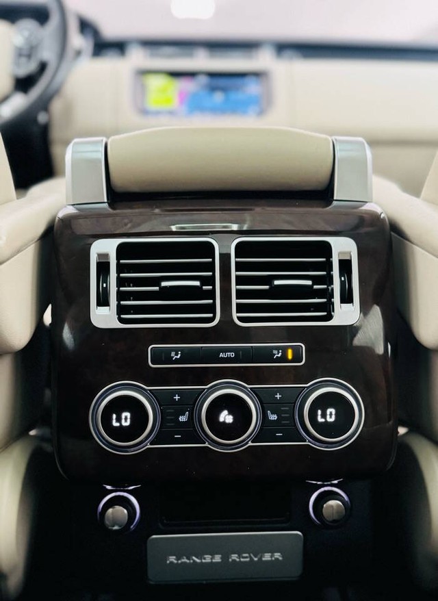 Land Rover Range Rover Vehicle Full-screen Gallery Image 35
