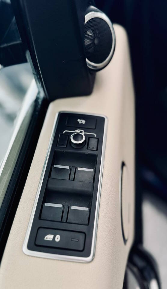 Land Rover Range Rover Vehicle Full-screen Gallery Image 36