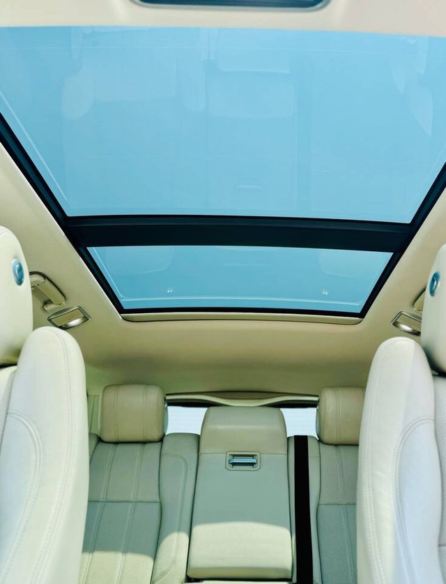 Land Rover Range Rover Vehicle Full-screen Gallery Image 38