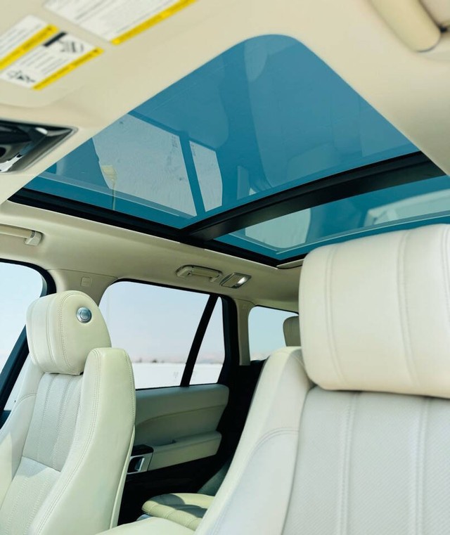 Land Rover Range Rover Vehicle Full-screen Gallery Image 39