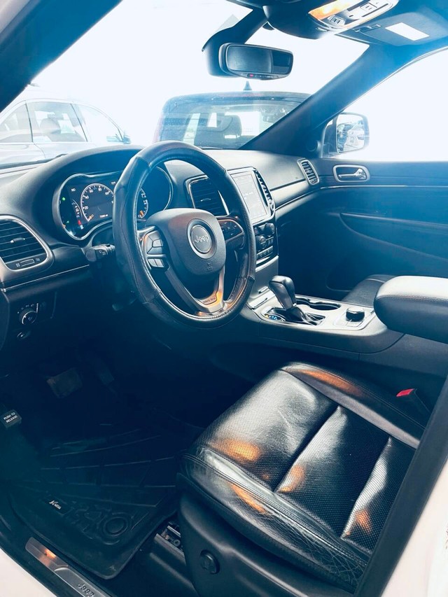 Jeep Grand Cherokee Vehicle Full-screen Gallery Image 10