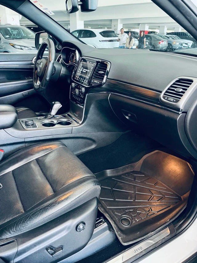 Jeep Grand Cherokee Vehicle Full-screen Gallery Image 14