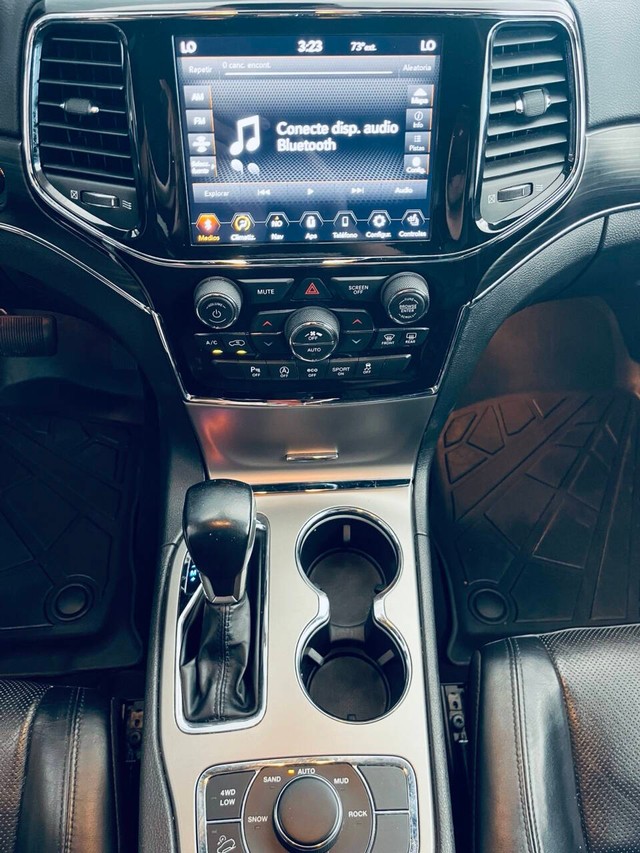 Jeep Grand Cherokee Vehicle Full-screen Gallery Image 15