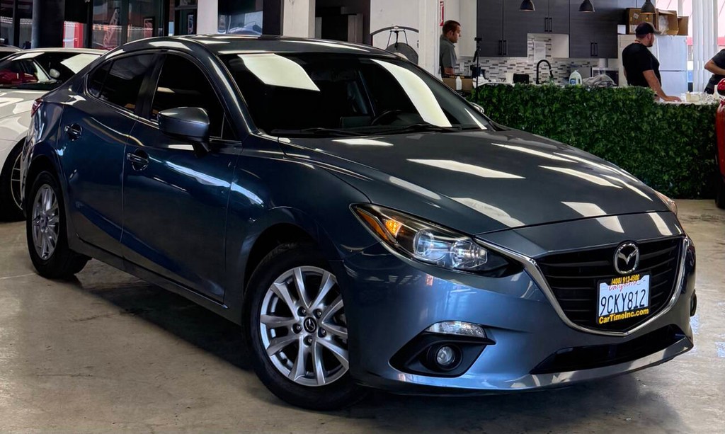 Mazda MAZDA3 Vehicle Full-screen Gallery Image 04