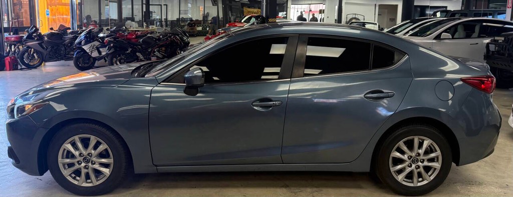 Mazda MAZDA3 Vehicle Full-screen Gallery Image 07