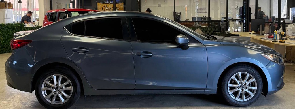 Mazda MAZDA3 Vehicle Full-screen Gallery Image 08