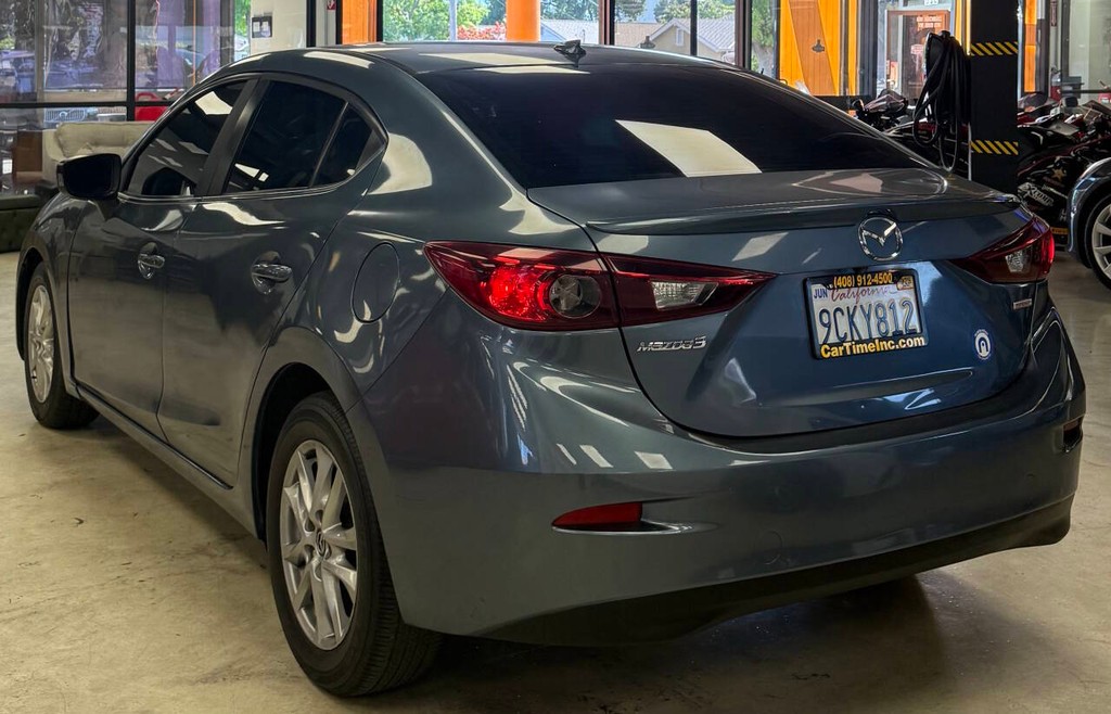 Mazda MAZDA3 Vehicle Full-screen Gallery Image 09