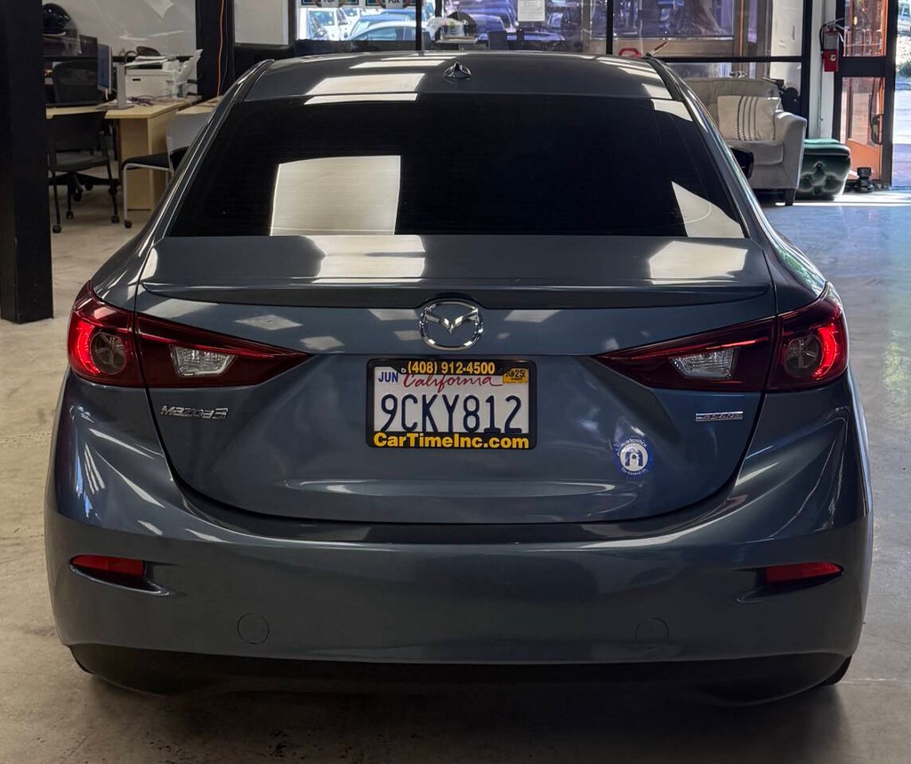 Mazda MAZDA3 Vehicle Full-screen Gallery Image 10