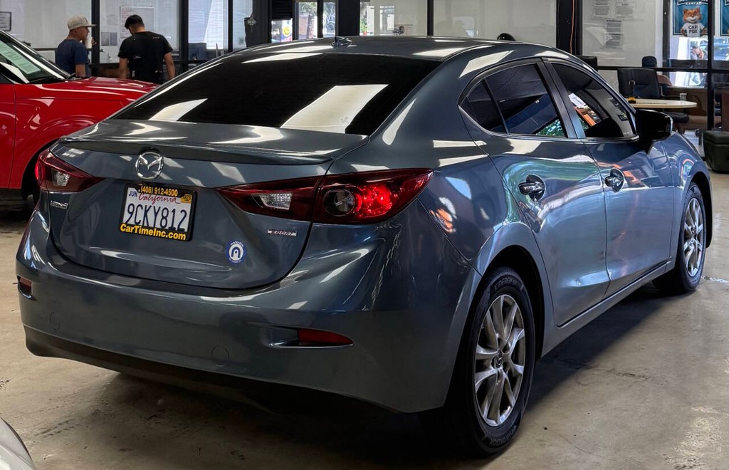 Mazda MAZDA3 Vehicle Full-screen Gallery Image 11