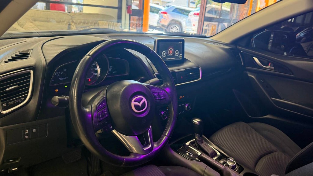 Mazda MAZDA3 Vehicle Full-screen Gallery Image 12