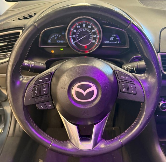 Mazda MAZDA3 Vehicle Full-screen Gallery Image 13