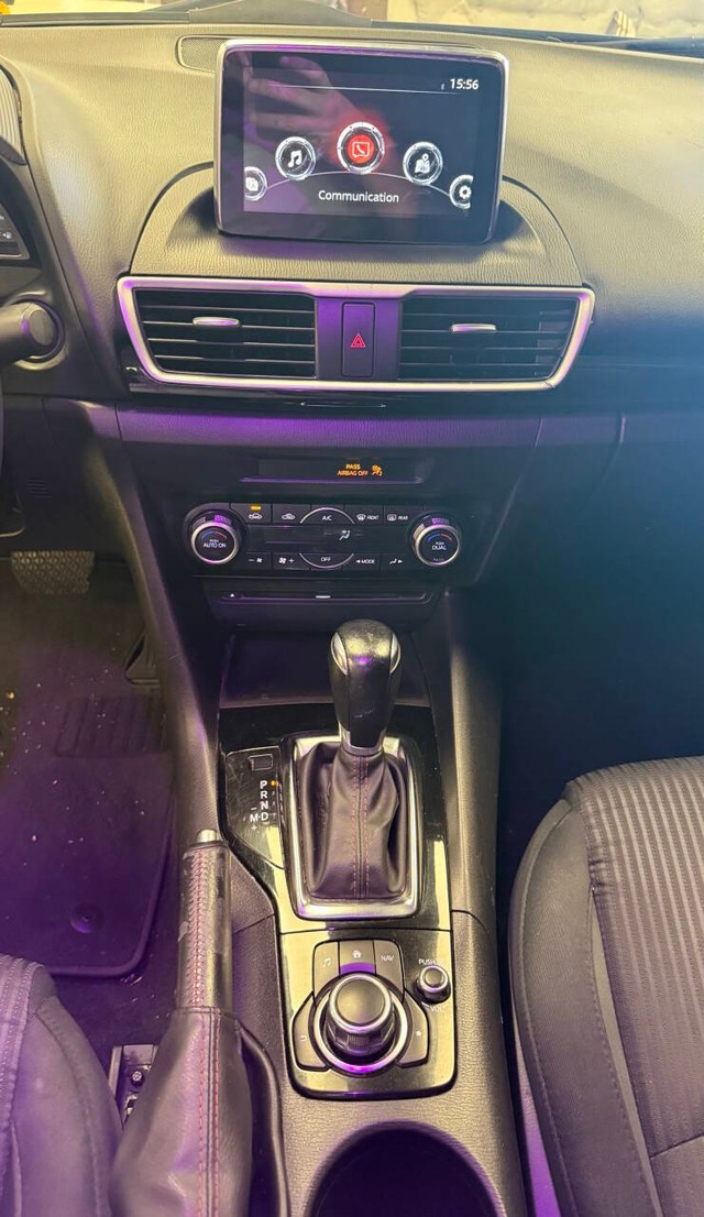 Mazda MAZDA3 Vehicle Full-screen Gallery Image 14