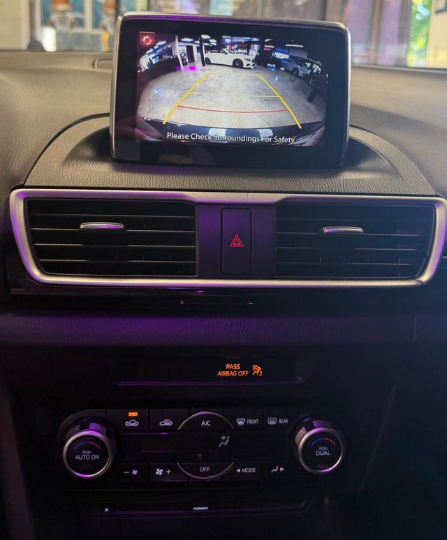 Mazda MAZDA3 Vehicle Full-screen Gallery Image 15