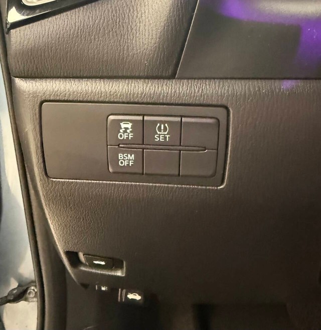 Mazda MAZDA3 Vehicle Full-screen Gallery Image 16