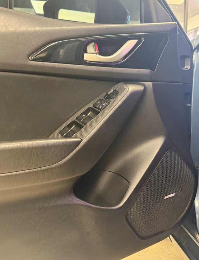 Mazda MAZDA3 Vehicle Full-screen Gallery Image 17