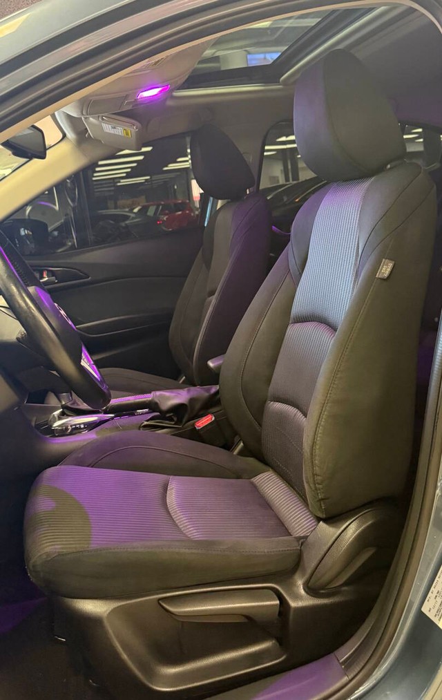 Mazda MAZDA3 Vehicle Full-screen Gallery Image 18