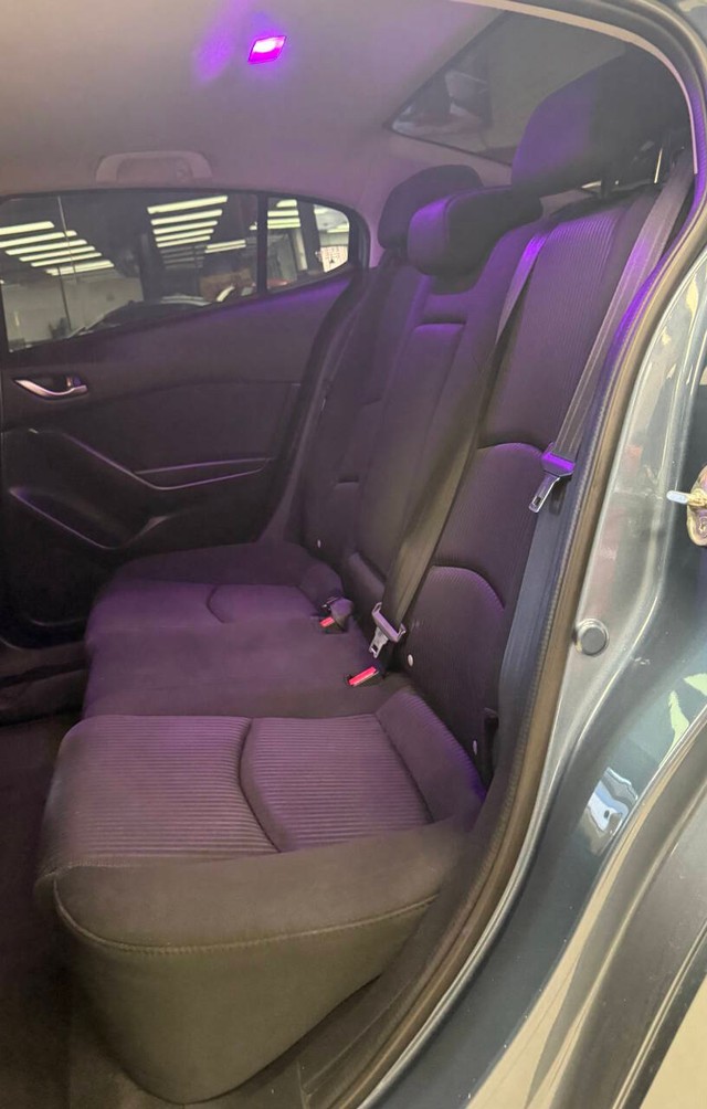 Mazda MAZDA3 Vehicle Full-screen Gallery Image 19