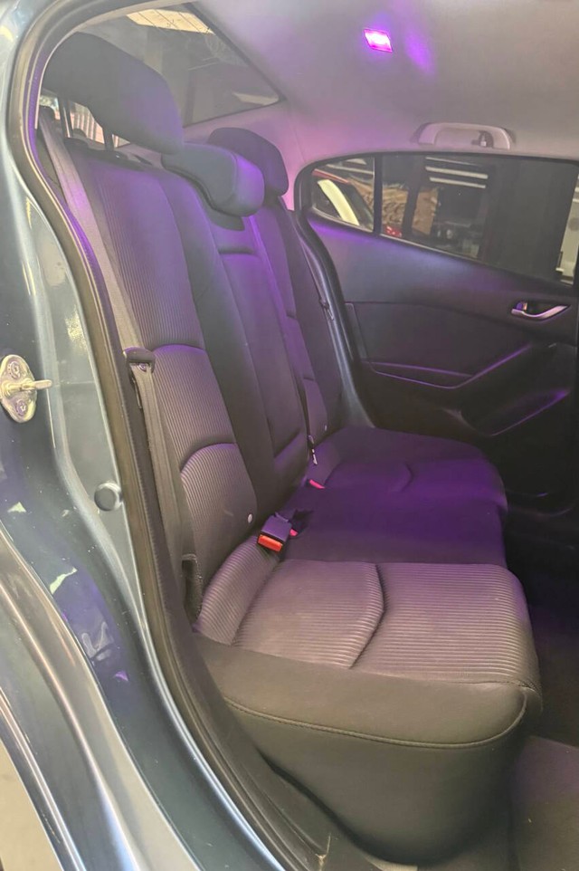 Mazda MAZDA3 Vehicle Full-screen Gallery Image 20