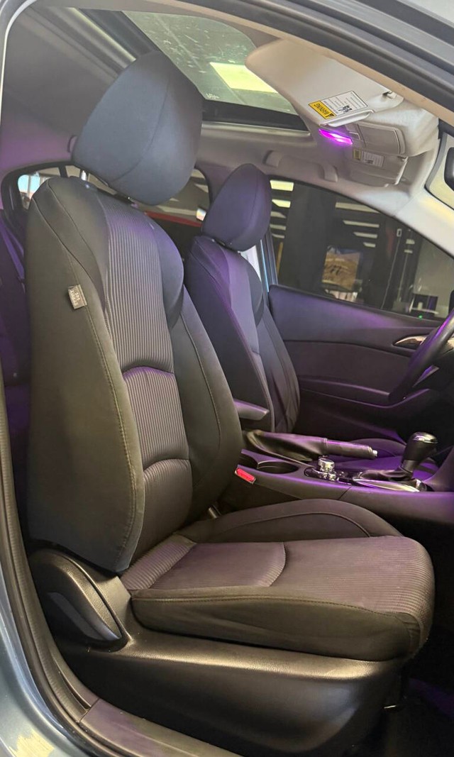 Mazda MAZDA3 Vehicle Full-screen Gallery Image 21