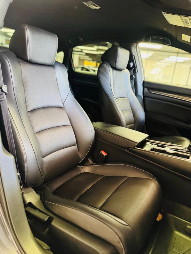 Honda Accord Sedan Vehicle Full-screen Gallery Image 13