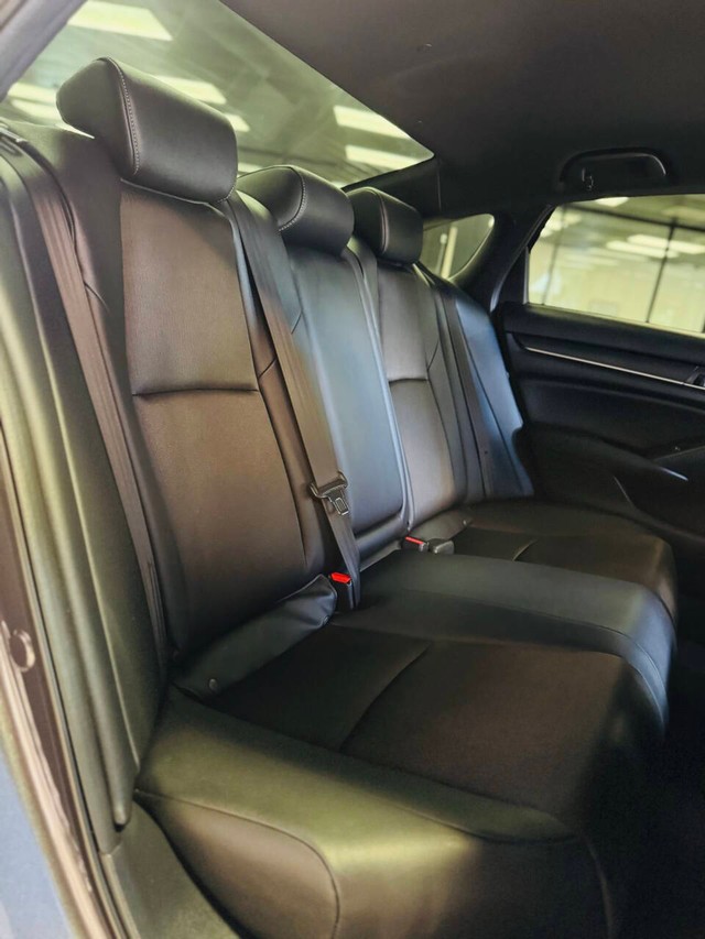 Honda Accord Sedan Vehicle Full-screen Gallery Image 14