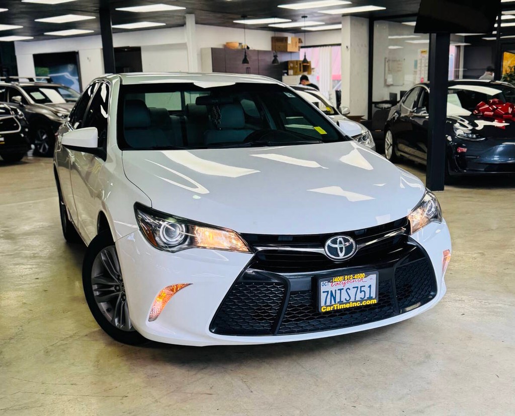 Toyota Camry Vehicle Full-screen Gallery Image 02