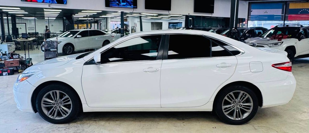 Toyota Camry Vehicle Full-screen Gallery Image 04