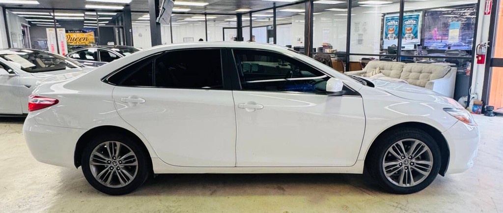 Toyota Camry Vehicle Full-screen Gallery Image 05