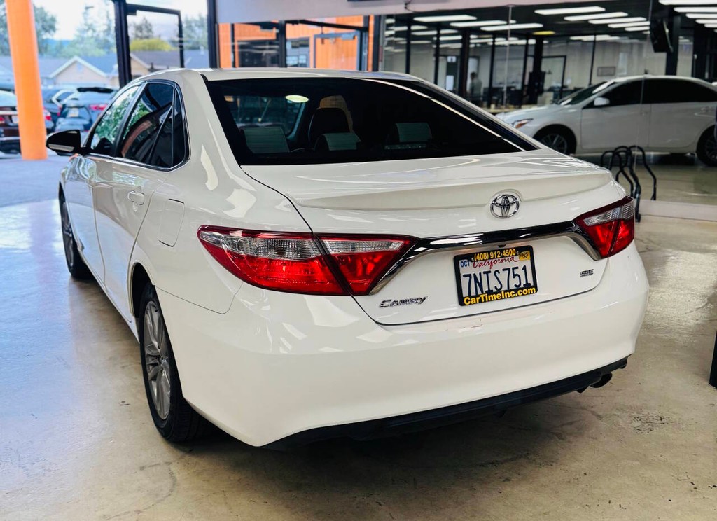 Toyota Camry Vehicle Full-screen Gallery Image 06