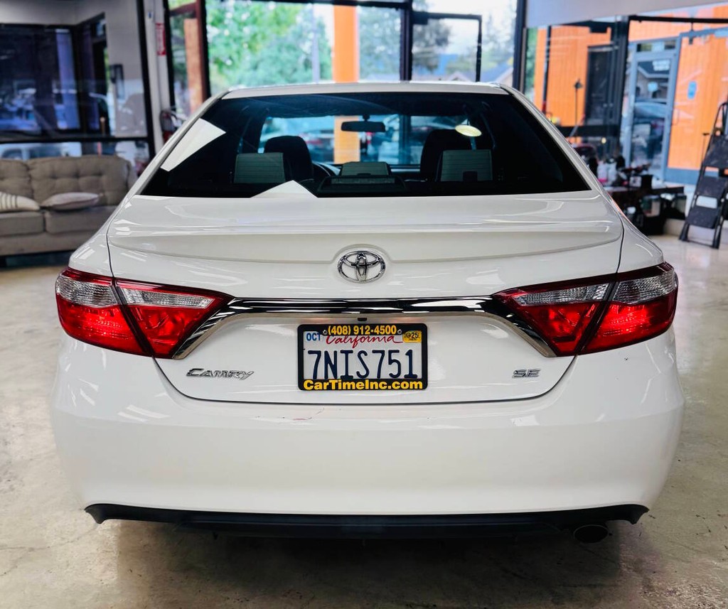 Toyota Camry Vehicle Full-screen Gallery Image 07