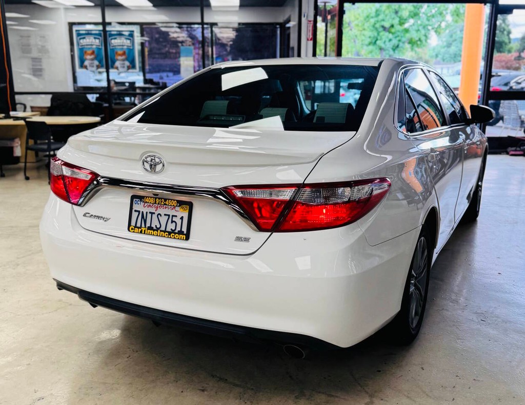 Toyota Camry Vehicle Full-screen Gallery Image 09