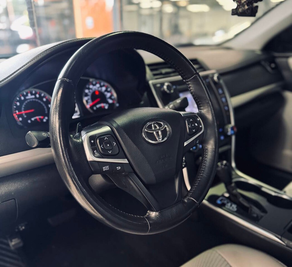 Toyota Camry Vehicle Full-screen Gallery Image 11