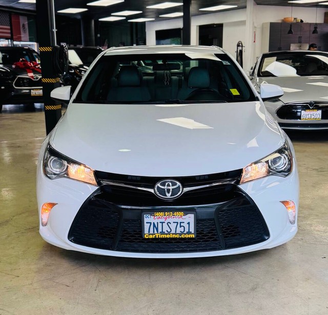 Toyota Camry Vehicle Full-screen Gallery Image 03