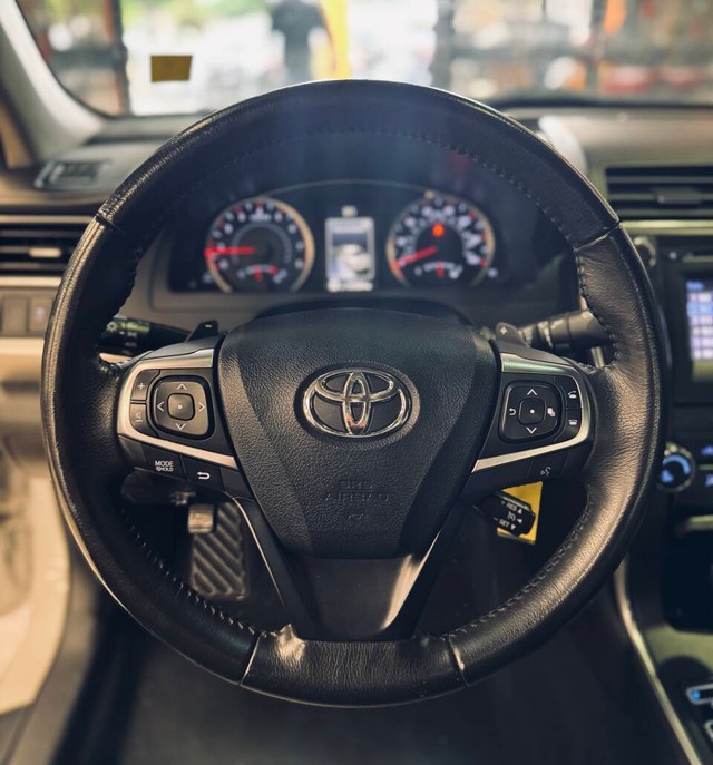 Toyota Camry Vehicle Full-screen Gallery Image 08