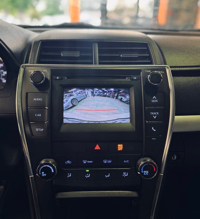 Toyota Camry Vehicle Full-screen Gallery Image 10