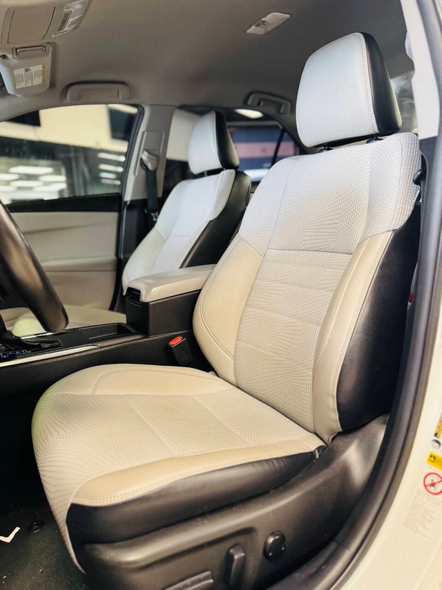 Toyota Camry Vehicle Full-screen Gallery Image 12