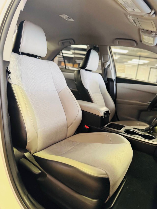 Toyota Camry Vehicle Full-screen Gallery Image 13