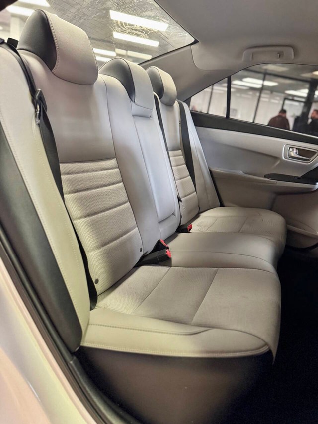 Toyota Camry Vehicle Full-screen Gallery Image 14