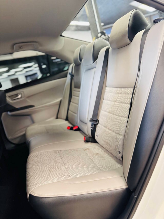 Toyota Camry Vehicle Full-screen Gallery Image 15