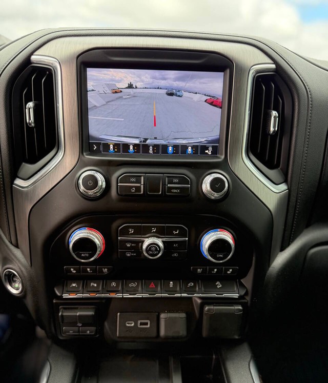 GMC Sierra 1500 Vehicle Full-screen Gallery Image 12
